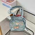Dettaglio della borsa tote in denim blu con fodera a quadretti rossi e ricami a cuore - LOVE Ricamato (54203)