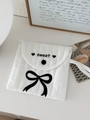 Bolsa acolchada blanca con bordado de lazo negro y texto 'sweet' decorativo - Lazo Simple / Bordado Negro