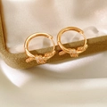 Detail der 18k vergoldeten Knotohrringe mit weißen Zirkonia auf einer Samtbox - Ohrbuckle / Gold (18K Vergoldet)