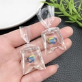 Miniatur-Ohrring aus Harz als Wasserbeutel mit orangefarbenem Goldfisch und Flüssigkeit - Blau Dreifarbig Kleiner Fisch