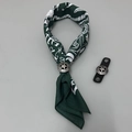 Grünes Vintage-Baumwoll-Bandana mit weißem Muster und Stern-Metallring im Set - Schal-Set / Armeegrüne Seefahrt mit Sternschnalle