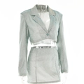 Completo blazer corto grigio argento scintillante e minigonna a vita alta su un manichino - L / Azzurro