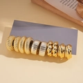 Dettaglio di un set di orecchini a lobo a C testurizzati in finiture oro e argento - Oro (Set di 10)