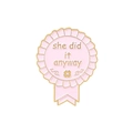 Pin's médaille en émail rose avec citation she did it anyway et bordure dorée - Style Rose SHE DID IT ANYWAY (XZ4203)