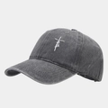 Dettaglio del ricamo faith bianco e della croce sul cappello da baseball lavato antracite - Grigio
