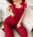 Dettaglio del pigiama rosso a costine con eleganti fiocchi di raso sulle spalline - S / Rosso