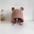 Detail der rosa Baby-Strickmütze mit süßen Bärenohren und gerippter Textur mit Ohrenklappen - 10 Monate-3 Jahre/48-50cm / Rosa