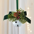 Campana de Navidad con lazo de terciopelo verde oscuro, piña y bayas rojas adorno - Campana Blanca 5cm