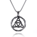 Pendente Triquetra vichingo nordico in acciaio inossidabile argento su sfondo bianco - Colore Acciaio (Solo Pendente) (A0609)