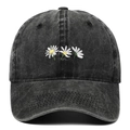 Detail von drei weißen Gänseblümchen-Stickereien auf einer schwarzen gewaschenen Denim-Kappe - Einheitsgröße / Schwarz