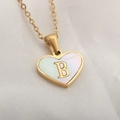 Elegante collar de corazón dorado con incrustación de nácar blanco y letra B colgante - Letra B