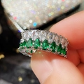 Bague de luxe à double rangée avec oxydes de zirconium verts et blancs poire - US 6 / Base Argentée Zirconia Vert et Blanc