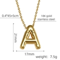 Dettaglio macro della collana con iniziale 'A' in acciaio 18K oro con pendente 21mm - Lettera A