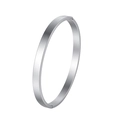 Primer plano de brazalete de acero inoxidable pulido con acabado de espejo sin costuras - 6mm / Plateado