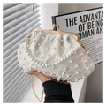 Elegante weiße Satin-Tasche mit Perlenbesatz und goldener Kette für Damen-Abende - Perlen Verziert/Geprägt/Kussverschluss / Weiß