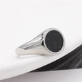 Anello a sigillo minimalista in acciaio inossidabile lucido con intarsio nero rotondo - US 6 / Acciaio Smalto Nero
