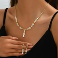 Elegante set di collana dorata e orecchini a goccia con strass su modella - Set G311 da 2 Pezzi (Collana + Orecchini) / Oro