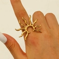 Anello con finitura dorata e design a raggiera su dito di modella - Anello Sole Martellato Placcato Oro 18K (9071)