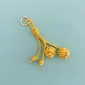 Dettaglio di un ciondolo per borsa da pallavolo giallo intrecciato con corda in nylon e anello - Oro