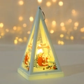 Lanterna natalizia bianca a piramide con Babbo Natale e anello luminoso a LED caldo - Babbo Natale / Bianco