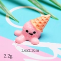 Macro detail van roze hars octopus bedeltje met ijsmuts, 1,6x2,3 cm, voor doe-het-zelf - Ijsje Octopus
