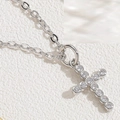 Collana a croce minimalista in argento con zirconi brillanti su una sottile catena a O - Croce In Zirconia Rotonda / Argento