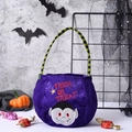 Dettaglio del sacchetto di caramelle di Halloween in velluto viola con ricamo di vampiro - Vampiro (Stile Elfo) / Viola (Stile Vampiro/Elfo)