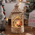 Dettaglio di una lanterna con palla di neve natalizia vintage e luci calde di Babbo Natale - Babbo Natale Alla Porta