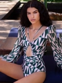 Dettaglio del costume intero a stampa geometrica con maniche lunghe a sbuffo e design cutout - Rosa e Verde