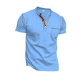 Detail des hellblauen Henley-Shirts mit Kontrastnähten und Brusttaschen-Applikation - Himmelblau