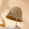 Elegante cappello a secchiello in paglia naturale su espositore per vacanze estive - M(56-58cm) / Kaki