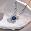 Elegante halsketting met hartvormige blauwe saffier hanger en witte steenkrans - Koningsblauwe Zirconia Hanger (Zonder Ketting)