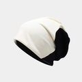Détail de la texture du tissu en maille élastique sur ce bonnet bicolore noir et blanc - Crème et noir
