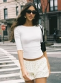 Straßenstil-Detail eines weißen, schmal geschnittenen Rundhals-Tops und Polka-Dot-Shorts - S / Weiß