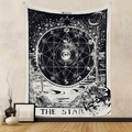 Detailansicht des The Star Tarot Wandteppichs mit Himmelsymbolen an einer Wand - 73X95CM / XVII S&W Stern-Gebürstet