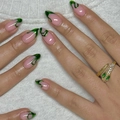 Faux ongles amande avec vagues vert métallique et décoration bague serpent brillante - Style Français à Vagues Vert Métallique (JP2608)