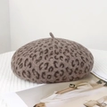 Detail einer Leopard-Baskenmütze auf Magazin, zeigt weiche Textur und Musterung - Einheitsgröße / Leopard Mocha