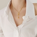 Collier minimaliste en titane plaqué or 18 carats avec pendentif lettre D et cube - Doré