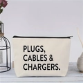 Detail der Canvas-Tasche mit PLUGS, CABLES & CHARGERS Text auf blauem Hintergrund - Stecker Kabel & Ladegeräte Druck (jiayingljb13)