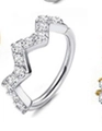 Macro-opname van een zilverkleurige zigzagring met schitterende zirkonia pavé-details - Zigzag Golf Pavé / Zilver