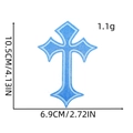 Vista macro della toppa ricamata a croce gotica azzurra, misure 10,5 cm per 6,9 cm - Toppa Croce 1# (Celeste)