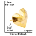 Primer plano del pendiente de corazón en acero inoxidable 304 dorado con textura martillada - Estilo de Corazón con Textura Martelada (D208-G) / Dorado