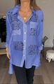 Blaue Oversize Langarmbluse mit schwarzer Kalligrafie und seidiger Textur für Damen - Dunkelblau