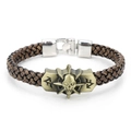 Geflochtenes braunes Lederarmband mit bronzenem Totenkopf auf weißem Hintergrund - Braun-Bronze