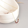 Detail von Granatperlen an einer 18K vergoldeten Edelstahlkette im minimalistischen Stil - Weinrot - Granat