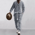 Detailansicht von Herren Strickpullover mit V-Ausschnitt und Tunnelzug-Freizeithose - Hellgrau