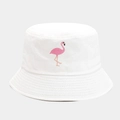 Dettaglio del ricamo fenicottero rosa su un cappello alla pescatora bianco in cotone - M (56-58cm) / Bianco