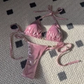 Ensemble bikini rose clair métallique avec détails en perles et haut licou vue à plat - S / rose fuchsia