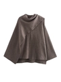 Detailansicht eines braunen Strickcapes mit asymmetrischem Fall und hohem Kragendesign - S / Camel