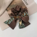 Vintage Satin-Haargummi in Braun mit Blumen-Schleife auf einem Magazin präsentiert - 2# Khaki Floral Kurzes Band Haarseil